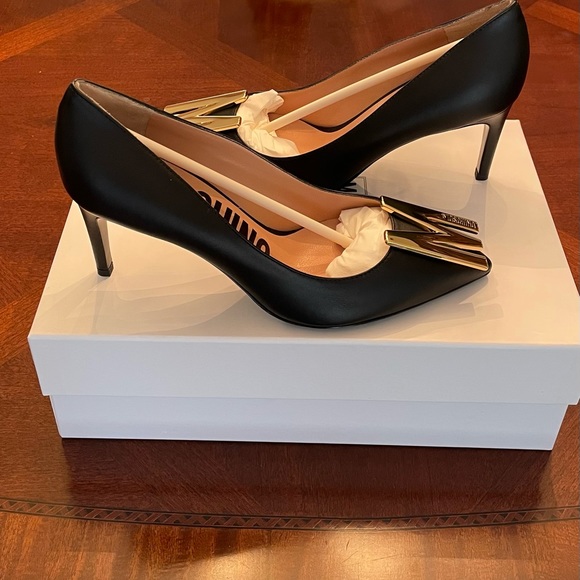 Moschino LoGo Pump - Picture 4 of 8